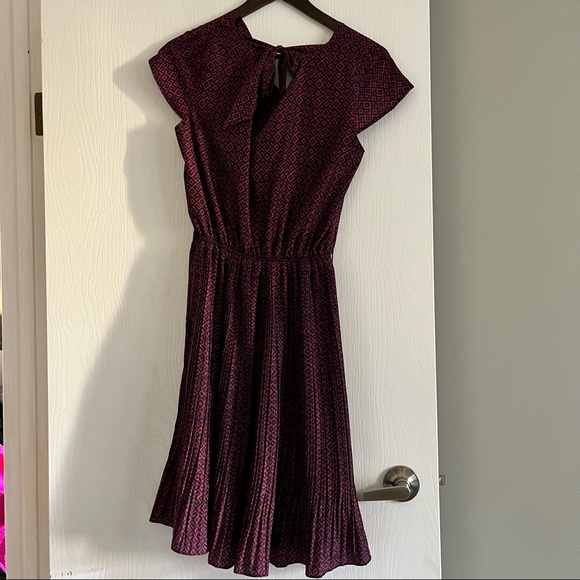 Patterned mid length burgundy and blue dress perfect for work or smart business. - Picture 4 of 4